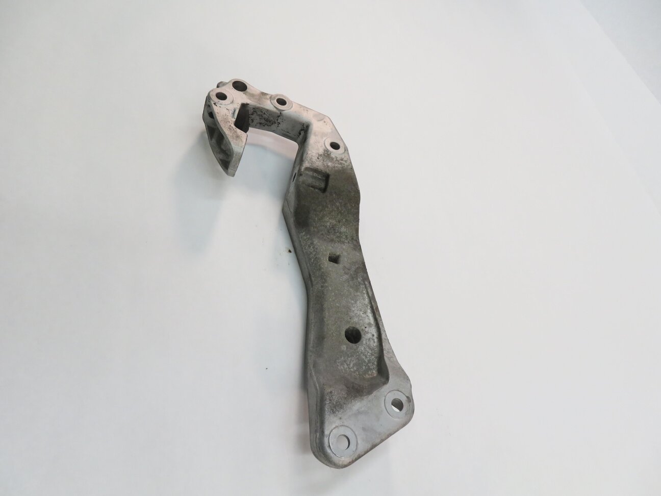 Thumbnail 3: 2017 BMW M6 ///M (F13) COUPE - TRANSMISSION CROSSMEMBER MOUNT BRACKET