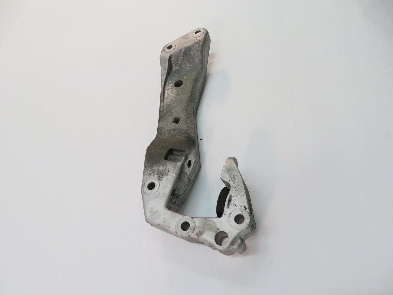 Thumbnail 4: 2017 BMW M6 ///M (F13) COUPE - TRANSMISSION CROSSMEMBER MOUNT BRACKET