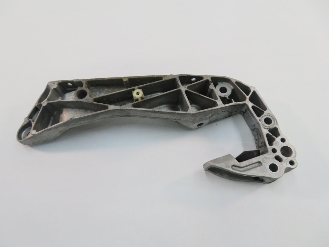 Thumbnail 5: 2017 BMW M6 ///M (F13) COUPE - TRANSMISSION CROSSMEMBER MOUNT BRACKET