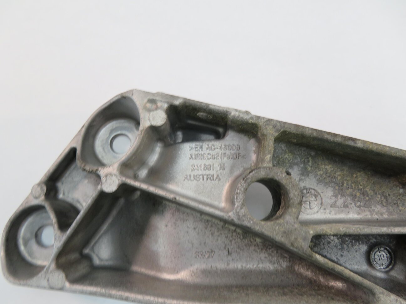 Thumbnail 6: 2017 BMW M6 ///M (F13) COUPE - TRANSMISSION CROSSMEMBER MOUNT BRACKET