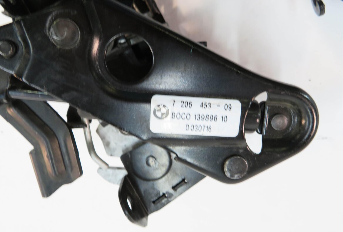 Thumbnail 9: 2017 BMW M6 ///M (F13) FRONT LEFT & RIGHT LOWER HOOD LOCK LATCH STRIKER SET-2