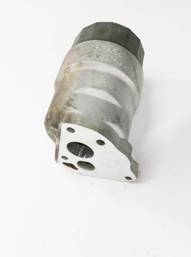 Thumbnail 4: 2011 LAND ROVER LR4 - 5.0L AJ133 V8 ENGINE OIL FILTER HOUSING w/ CAP
