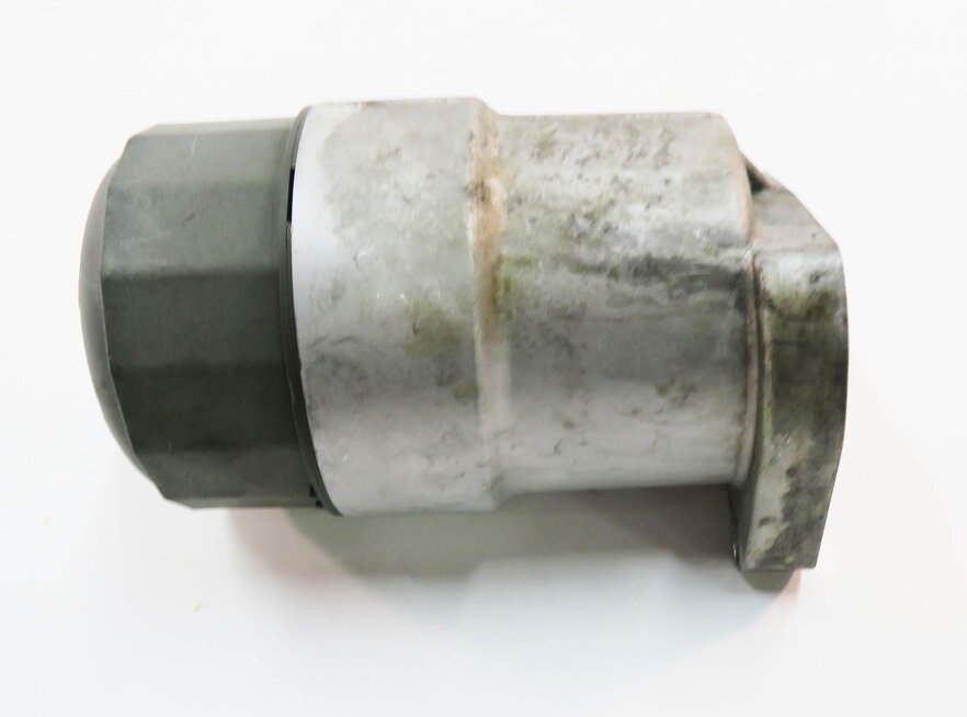 Thumbnail 5: 2011 LAND ROVER LR4 - 5.0L AJ133 V8 ENGINE OIL FILTER HOUSING w/ CAP