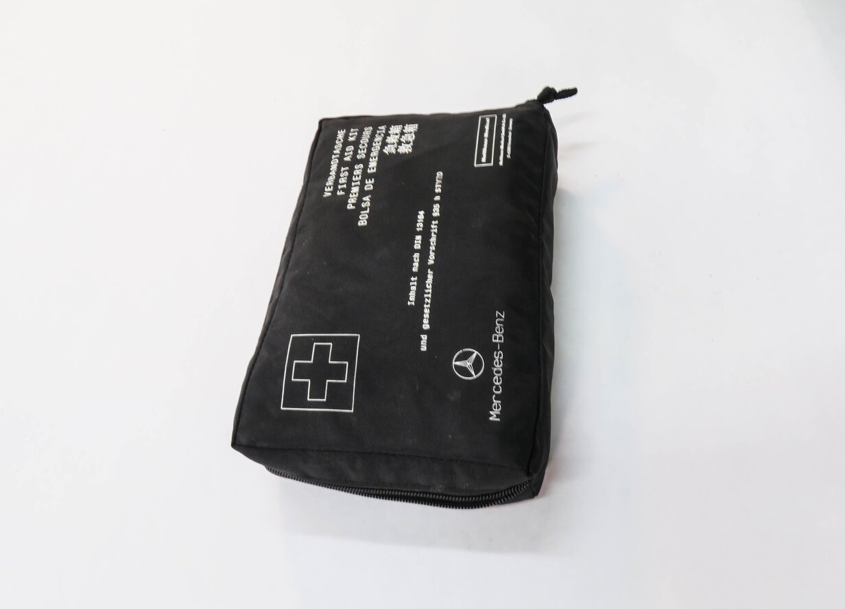 Thumbnail 4: 2013 MERCEDES GL450 (X166) EMERGENCY FIRST AID BANDAGE MEDICAL KIT