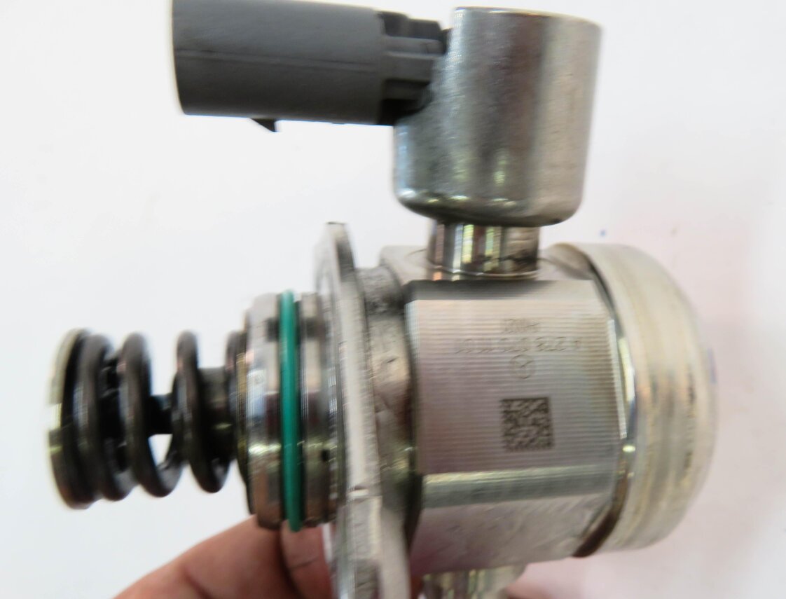 Thumbnail 7: 2011-2020 MERCEDES E500 E550 S600 SL450 SL550 GL550 - LEFT MECHANICAL FUEL PUMP
