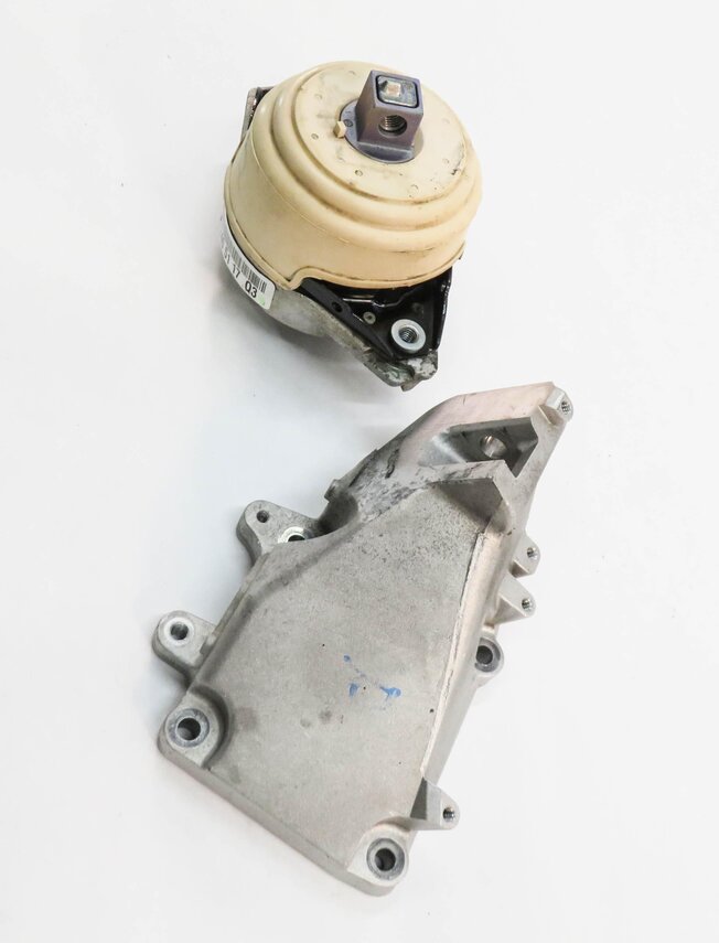 Thumbnail 3: 2013 MERCEDES GL450 (X166) 4.6L M278 ENGINE - RIGHT MOTOR MOUNT BRACKET SET-2