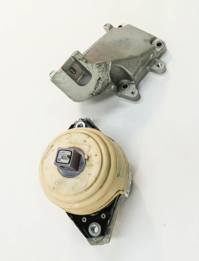 Thumbnail 4: 2013 MERCEDES GL450 (X166) 4.6L M278 ENGINE - RIGHT MOTOR MOUNT BRACKET SET-2