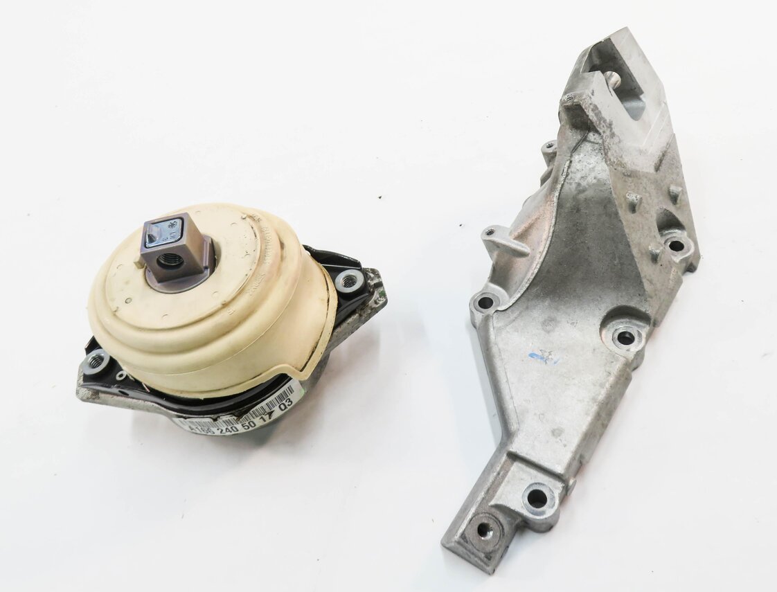 Thumbnail 2: 2013 MERCEDES GL450 (X166) 4.6L M278 ENGINE - LEFT MOTOR MOUNT BRACKET SET-2