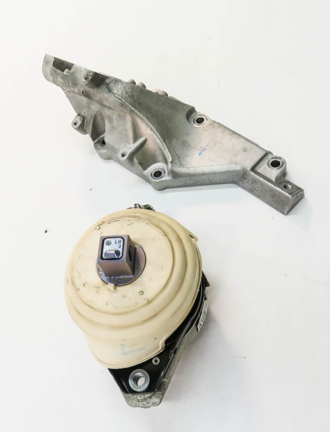 Thumbnail 4: 2013 MERCEDES GL450 (X166) 4.6L M278 ENGINE - LEFT MOTOR MOUNT BRACKET SET-2