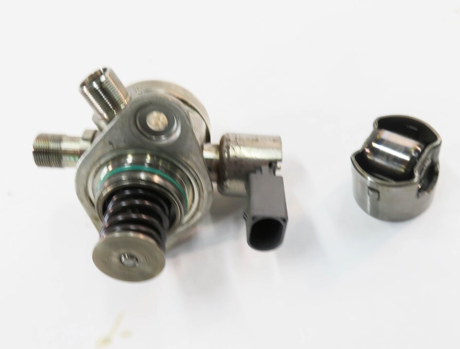 Thumbnail 2: 2011-2020 MERCEDES E500 E550 S600 SL450 SL550 GL550 - LEFT MECHANICAL FUEL PUMP