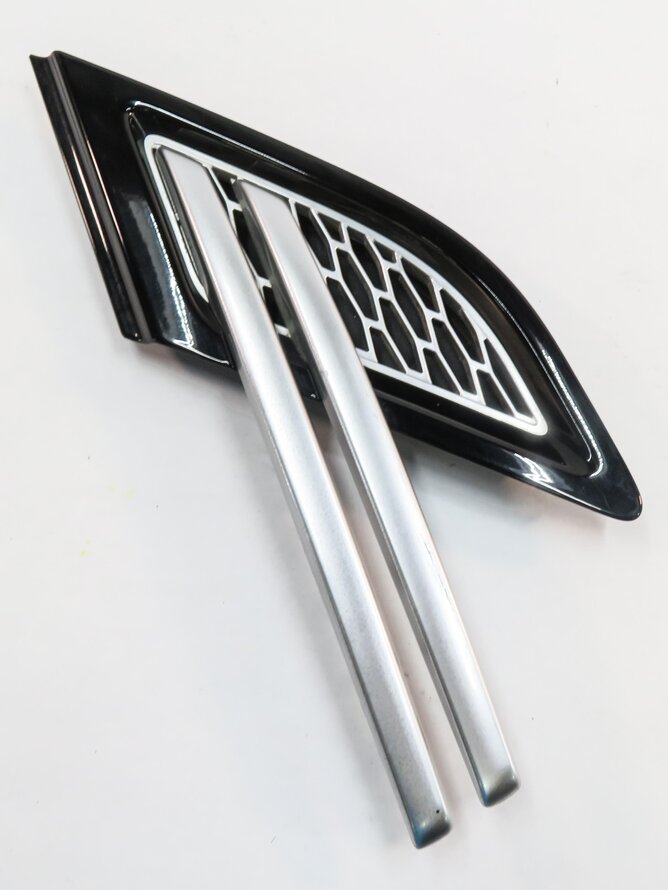 Thumbnail 2: 2014 RANGE ROVER SPORT (L494) RIGHT FRONT PASSENGER FENDER GRILLE (BLACK)
