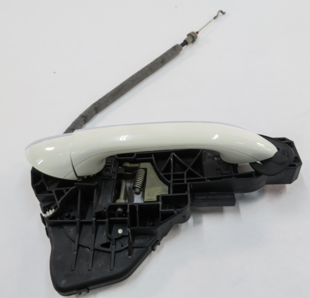 Thumbnail 2: 2006 MERCEDES ML500 (W164) RIGHT REAR DOOR HANDLE (ALABASTER WHITE METALLIC)