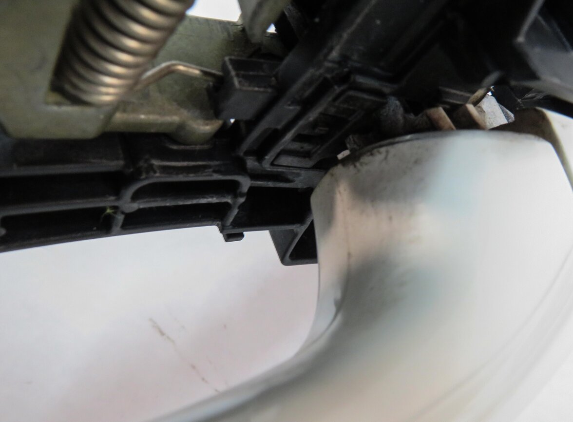 Thumbnail 7: 2006 MERCEDES ML500 (W164) RIGHT REAR DOOR HANDLE (ALABASTER WHITE METALLIC)