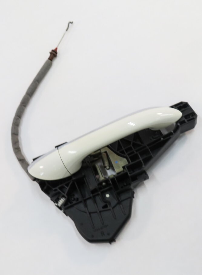 2006 MERCEDES ML500 (W164) RIGHT FRONT PASSENGER DOOR HANDLE (ALABASTER WHITE)