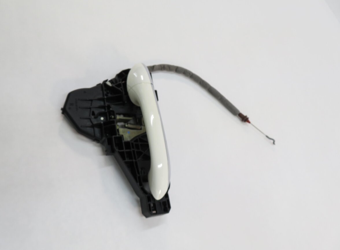 Thumbnail 4: 2006 MERCEDES ML500 (W164) RIGHT FRONT PASSENGER DOOR HANDLE (ALABASTER WHITE)
