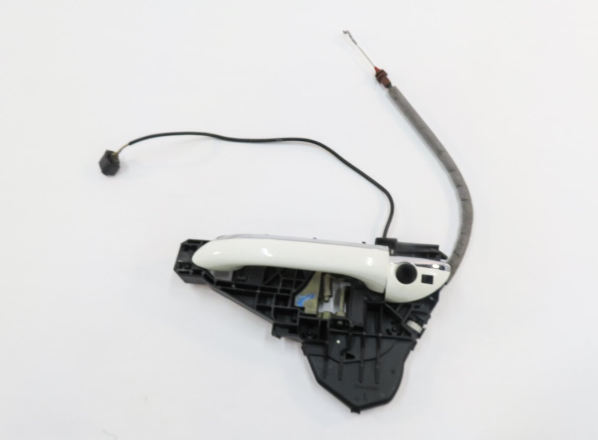 Thumbnail 2: 2006 MERCEDES ML500 (W164) LEFT FRONT DRIVER DOOR HANDLE (ALABASTER WHITE 960U)