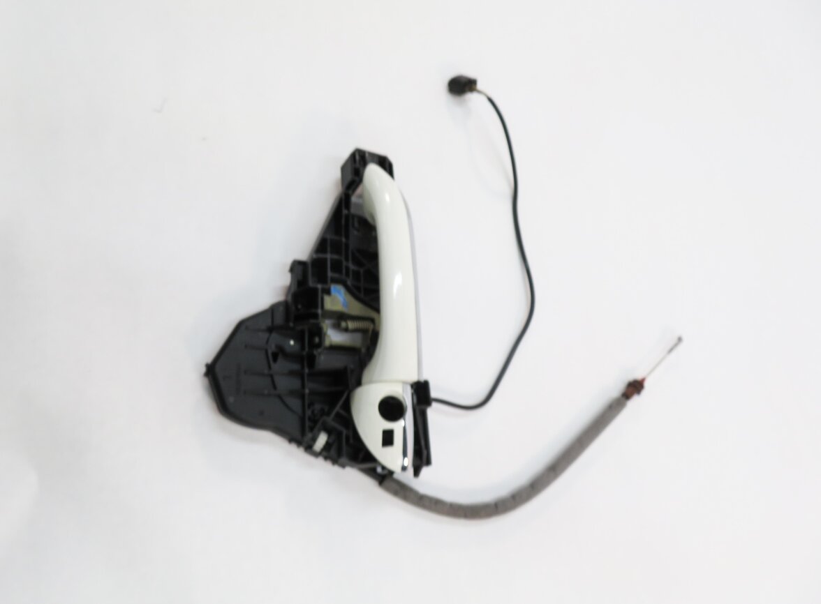 Thumbnail 4: 2006 MERCEDES ML500 (W164) LEFT FRONT DRIVER DOOR HANDLE (ALABASTER WHITE 960U)