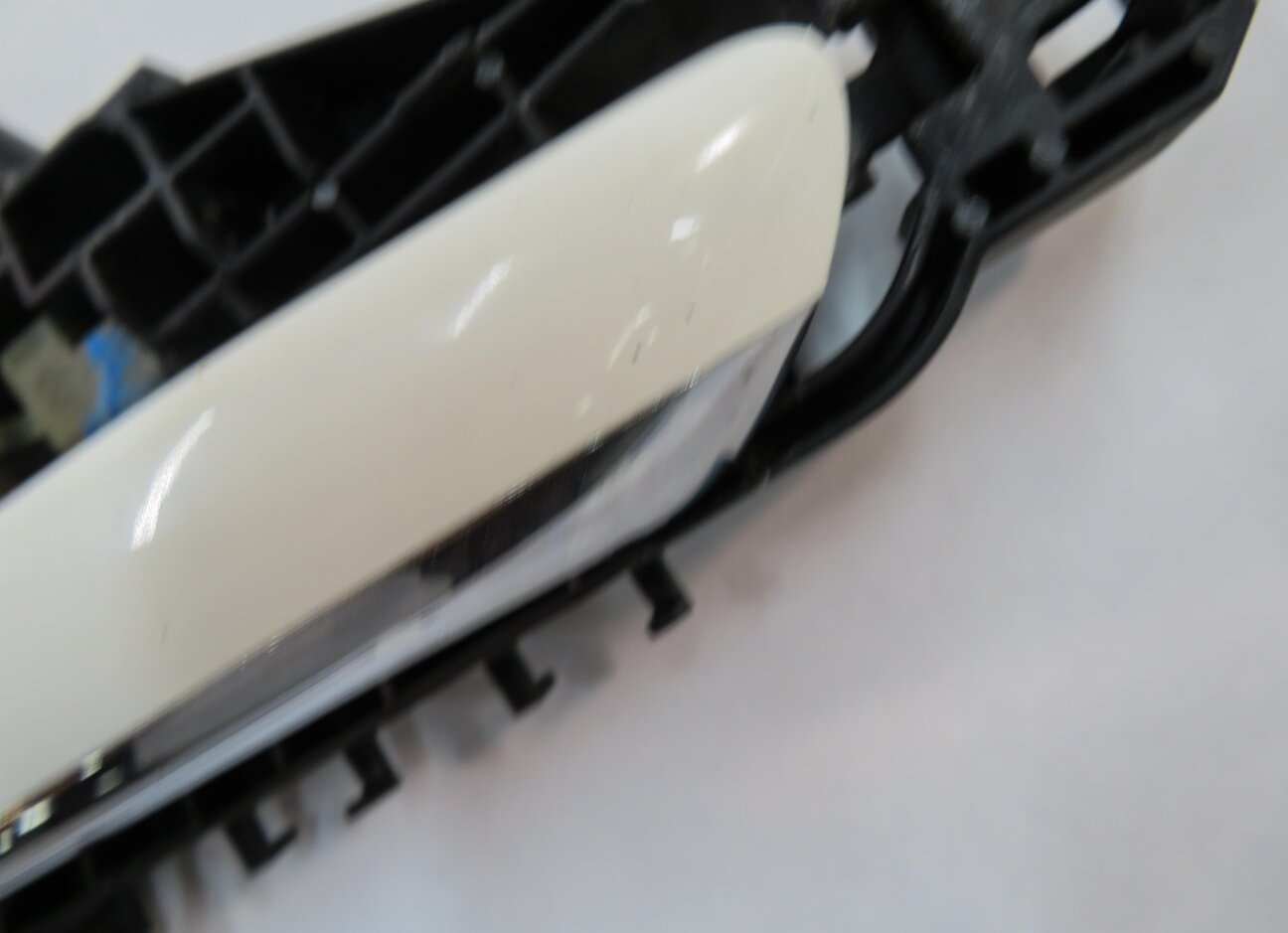 Thumbnail 8: 2006 MERCEDES ML500 (W164) LEFT FRONT DRIVER DOOR HANDLE (ALABASTER WHITE 960U)
