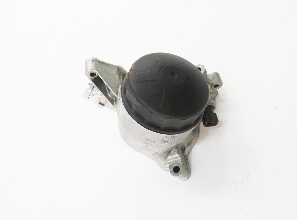 Thumbnail 3: 2007 BMW Z4 (E85) 3.0L N52 ENGINE - OIL FILTER HOUSING