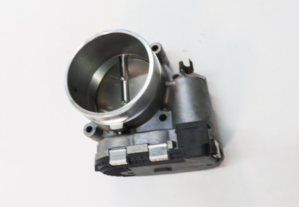 Thumbnail 3: 2008-2010 PORSCHE CAYENNE (957) 4.8L TWIN TURBO ENGINE - THROTTLE BODY