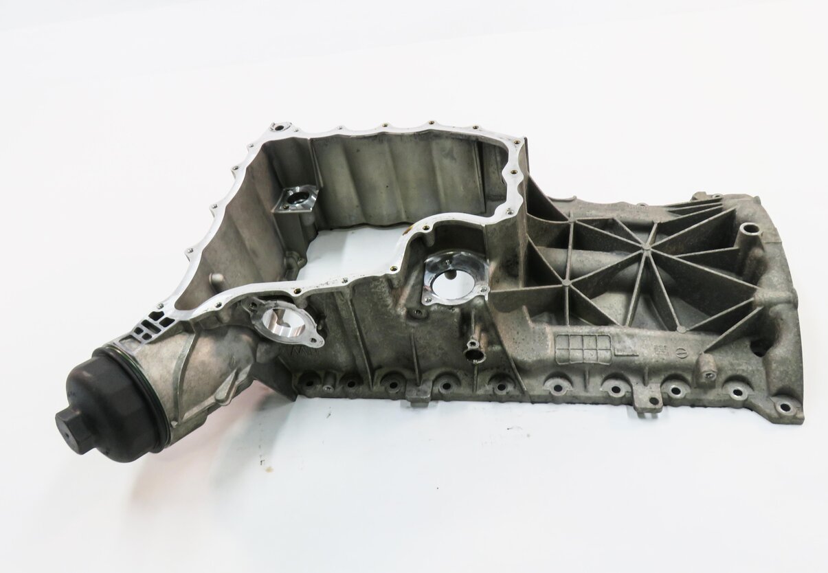 Thumbnail 2: 2008 PORSCHE CAYENNE (957) 4.8L M48 V8 TURBO - UPPER ENGINE OIL PAN CRADLE