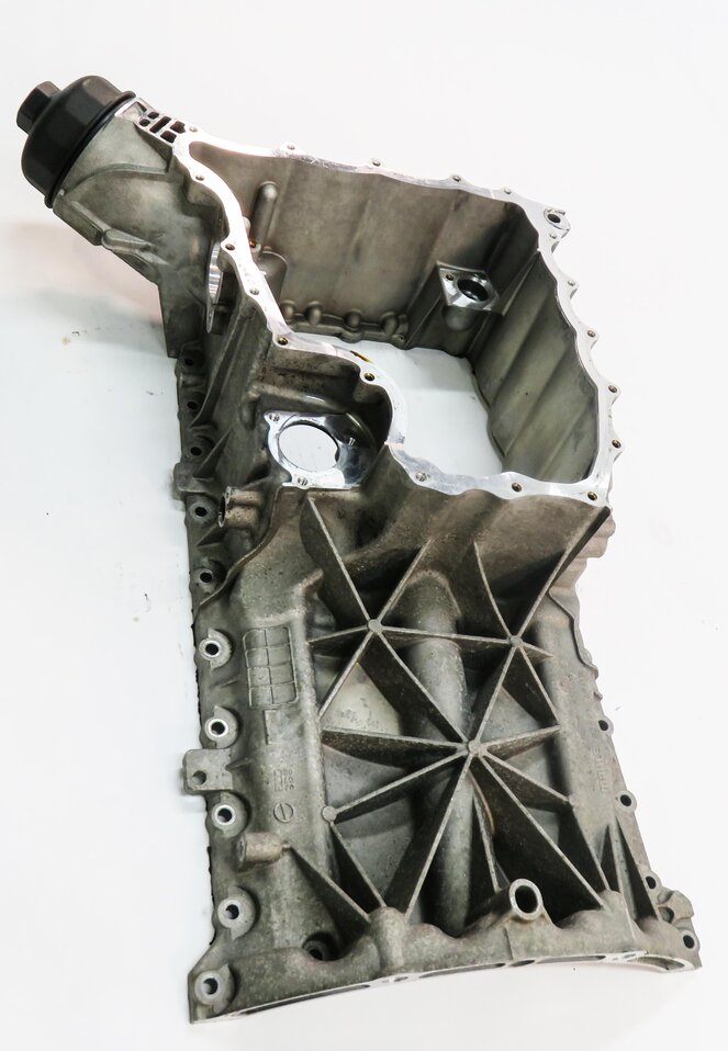 Thumbnail 3: 2008 PORSCHE CAYENNE (957) 4.8L M48 V8 TURBO - UPPER ENGINE OIL PAN CRADLE