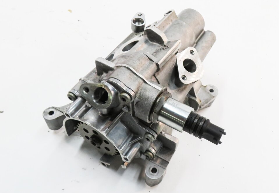 2008 PORSCHE CAYENNE (957) 4.8L M48 TURBO ENGINE - OIL PUMP