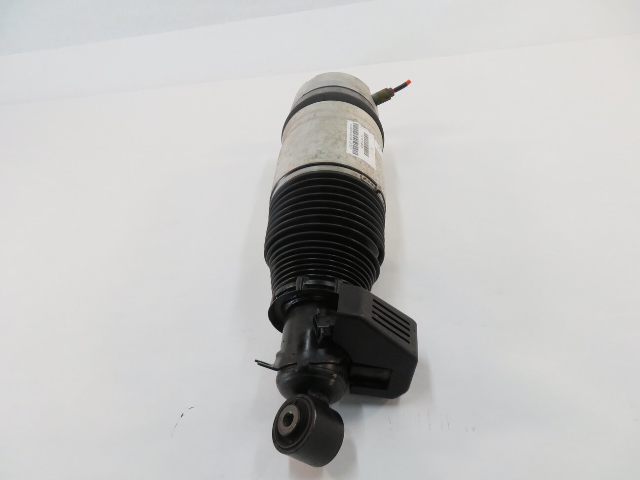 Thumbnail 2: 2008-2010 PORSCHE CAYENNE (957) 4.8L - LEFT DRIVER REAR AIR SHOCK STRUT
