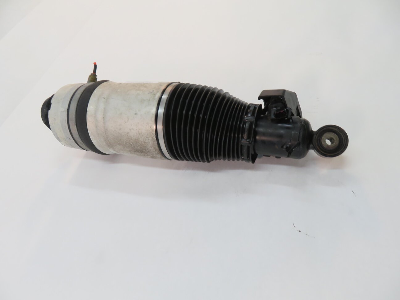 Thumbnail 4: 2008-2010 PORSCHE CAYENNE (957) 4.8L - LEFT DRIVER REAR AIR SHOCK STRUT