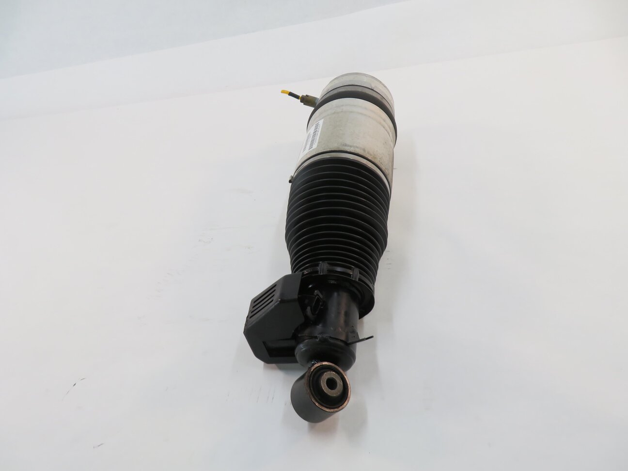 Thumbnail 2: 2008-2010 PORSCHE CAYENNE (957) 4.8L - RIGHT PASSENGER REAR AIR SHOCK STRUT