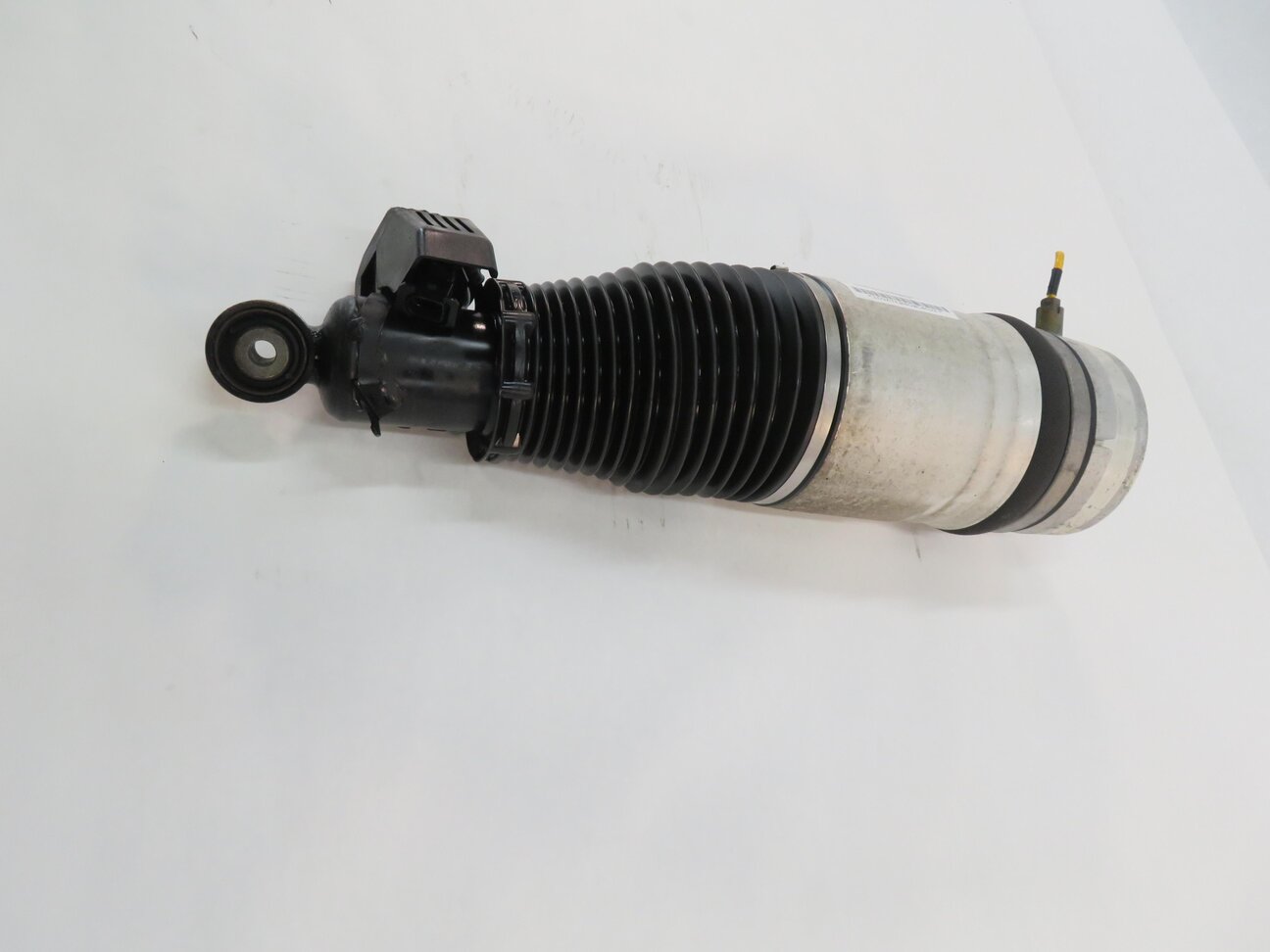 Thumbnail 3: 2008-2010 PORSCHE CAYENNE (957) 4.8L - RIGHT PASSENGER REAR AIR SHOCK STRUT