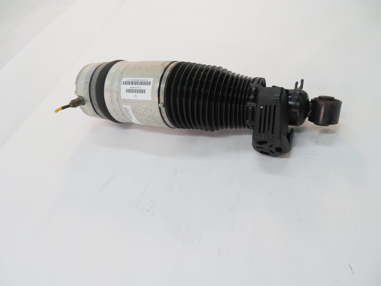 Thumbnail 4: 2008-2010 PORSCHE CAYENNE (957) 4.8L - RIGHT PASSENGER REAR AIR SHOCK STRUT