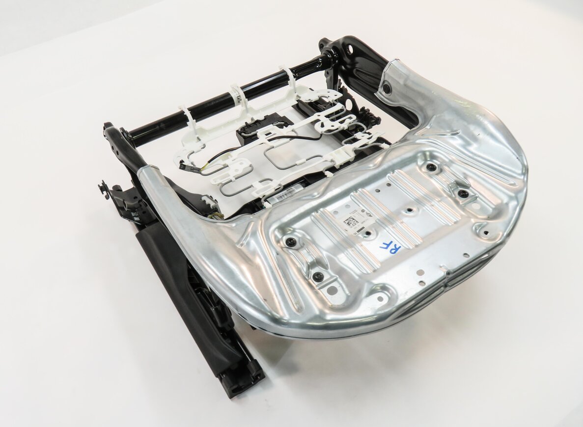 2016-2019 BMW X1 (F48) RIGHT FRONT PASSENGER SPORT SEAT TRACK w/ MOTORS