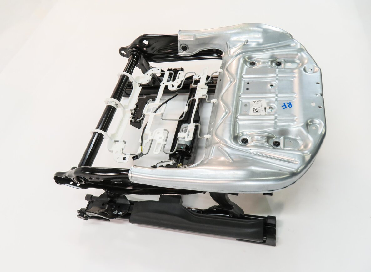 Thumbnail 3: 2016-2019 BMW X1 (F48) RIGHT FRONT PASSENGER SPORT SEAT TRACK w/ MOTORS