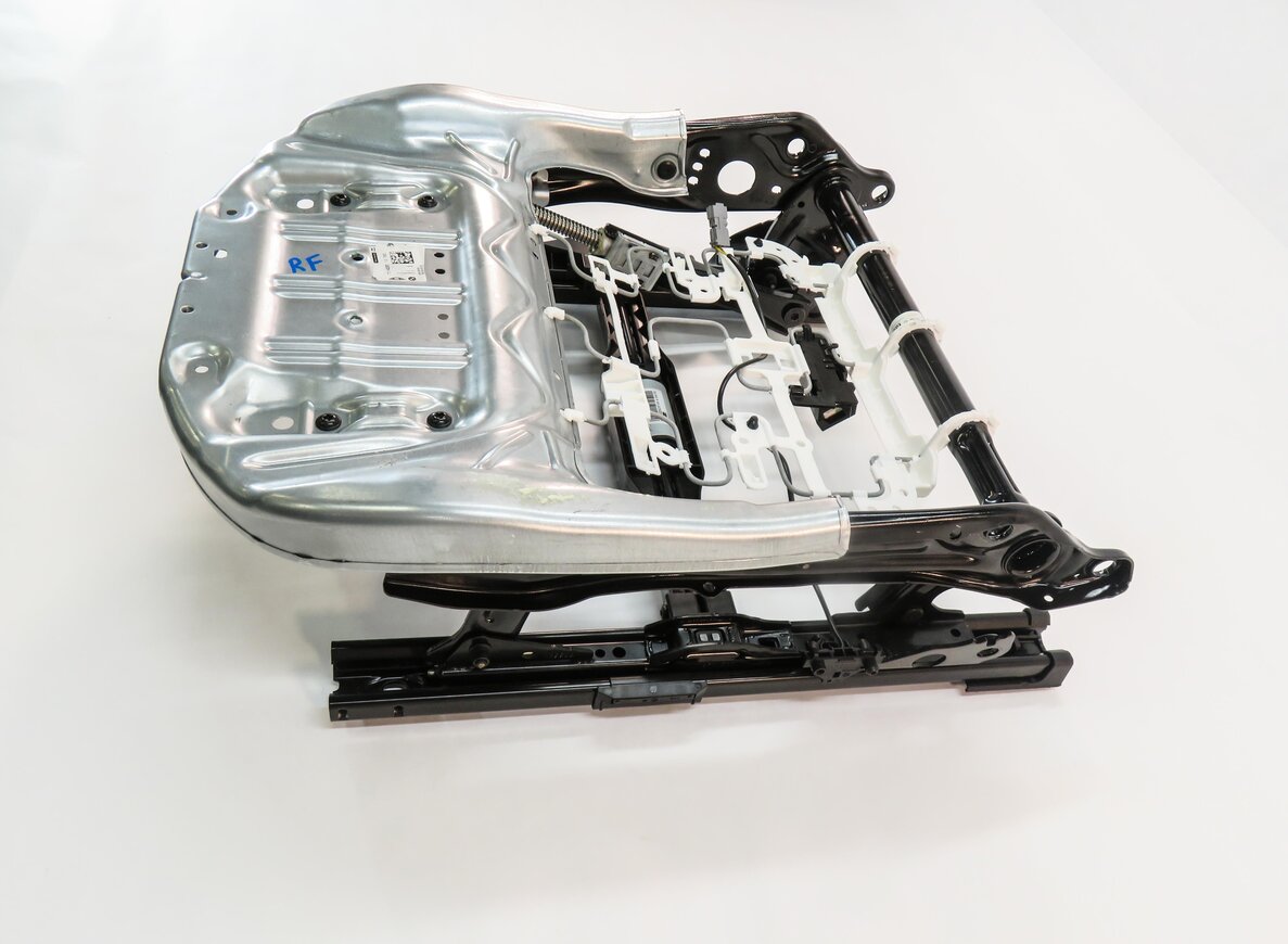 Thumbnail 4: 2016-2019 BMW X1 (F48) RIGHT FRONT PASSENGER SPORT SEAT TRACK w/ MOTORS