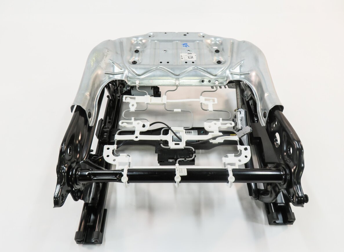 Thumbnail 5: 2016-2019 BMW X1 (F48) RIGHT FRONT PASSENGER SPORT SEAT TRACK w/ MOTORS