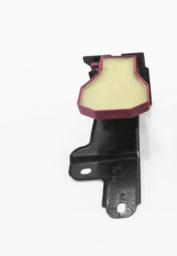 Thumbnail 4: 2016 AUDI A3 (8V) LEFT REAR RADIO ANTENNA AMPLIFIER