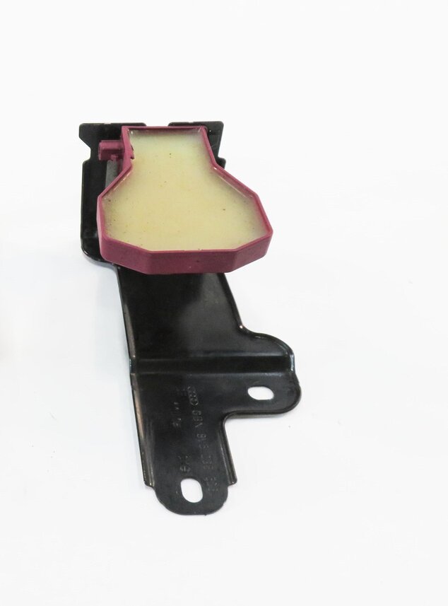 Thumbnail 4: 2016 AUDI A3 (8V) RIGHT REAR RADIO ANTENNA AMPLIFIER