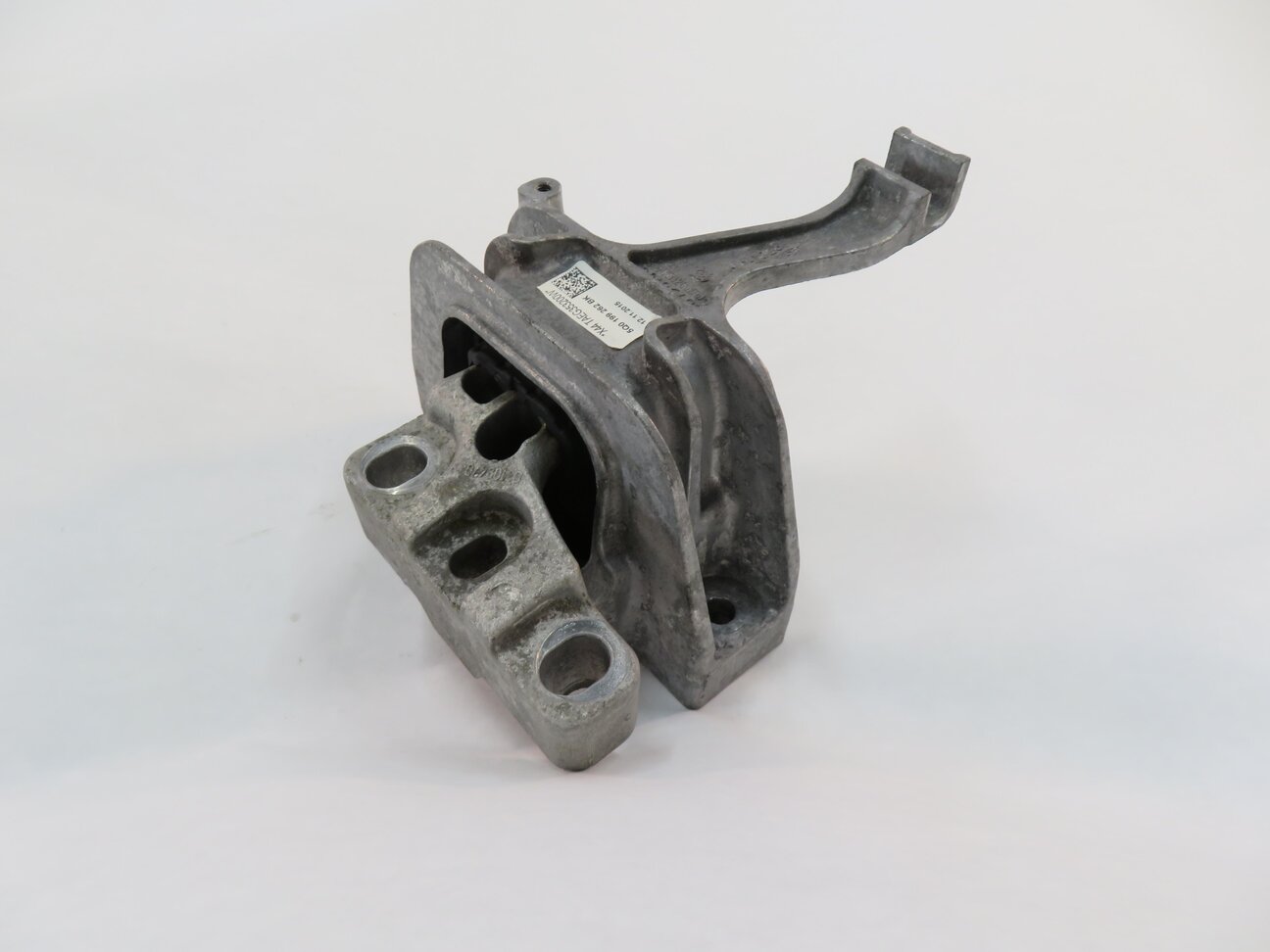 2016 AUDI A3 (8V) 2.0L CNT TURBO ENGINE - RIGHT MOTOR MOUNT BRACKET