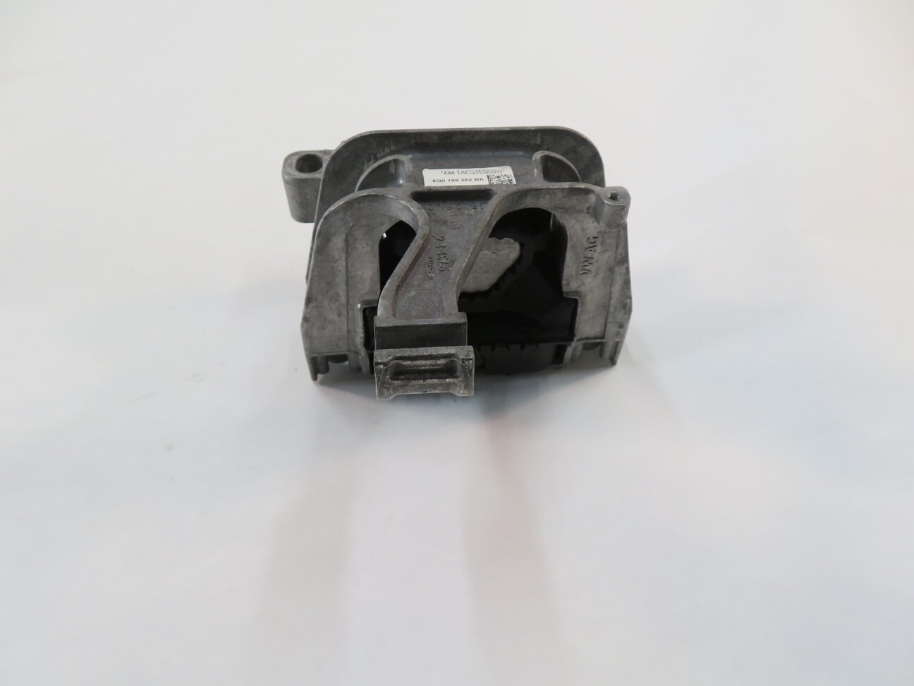 Thumbnail 4: 2016 AUDI A3 (8V) 2.0L CNT TURBO ENGINE - RIGHT MOTOR MOUNT BRACKET