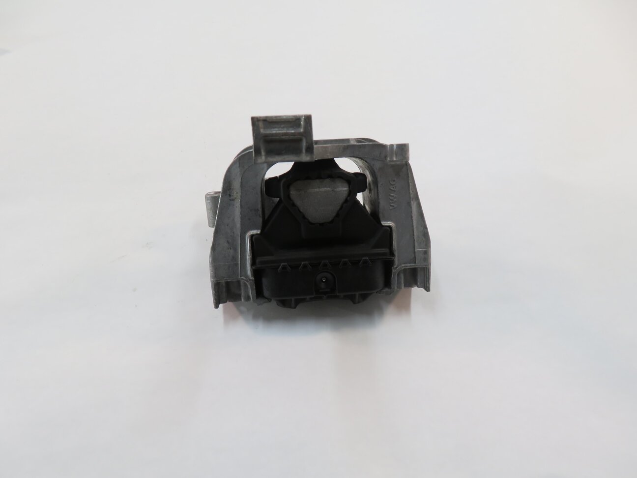 Thumbnail 5: 2016 AUDI A3 (8V) 2.0L CNT TURBO ENGINE - RIGHT MOTOR MOUNT BRACKET
