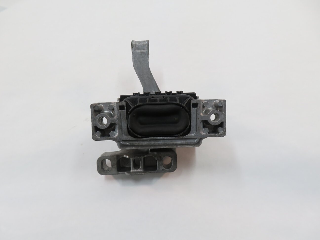 Thumbnail 6: 2016 AUDI A3 (8V) 2.0L CNT TURBO ENGINE - RIGHT MOTOR MOUNT BRACKET