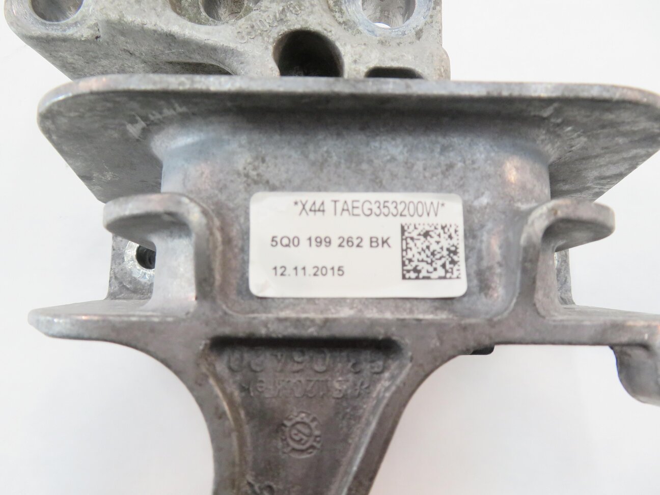 Thumbnail 7: 2016 AUDI A3 (8V) 2.0L CNT TURBO ENGINE - RIGHT MOTOR MOUNT BRACKET