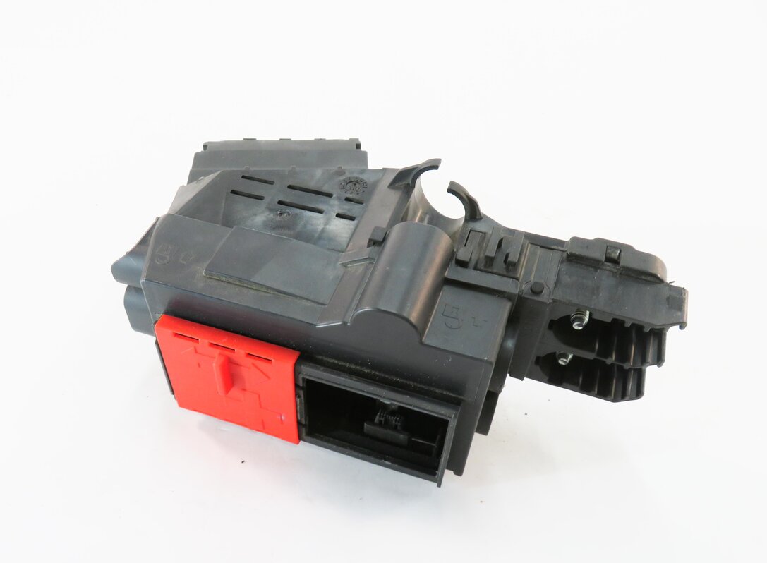 Thumbnail 2: 2016 MERCEDES GL450 (X166) POSITIVE BATTERY POWER JUNCTION JUMP POST TERMINAL