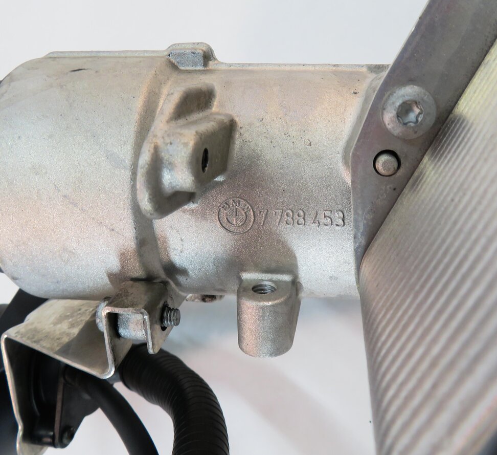 Thumbnail 7: 2011 BMW X5 (E70) 3.0L M57Y DIESEL ENGINE - OIL FILTER HOUSING w/ COOLER