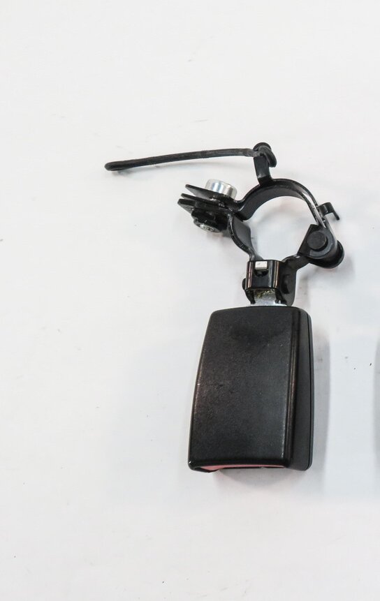 Thumbnail 2: 2012 RANGE ROVER SPORT (L320) REAR CENTER 2nd ROW SEAT SEATBELT BUCKLE RECEIVER