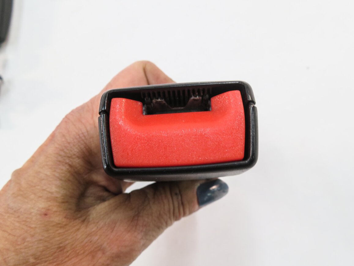 Thumbnail 5: 2012 RANGE ROVER SPORT (L320) REAR CENTER 2nd ROW SEAT SEATBELT BUCKLE RECEIVER