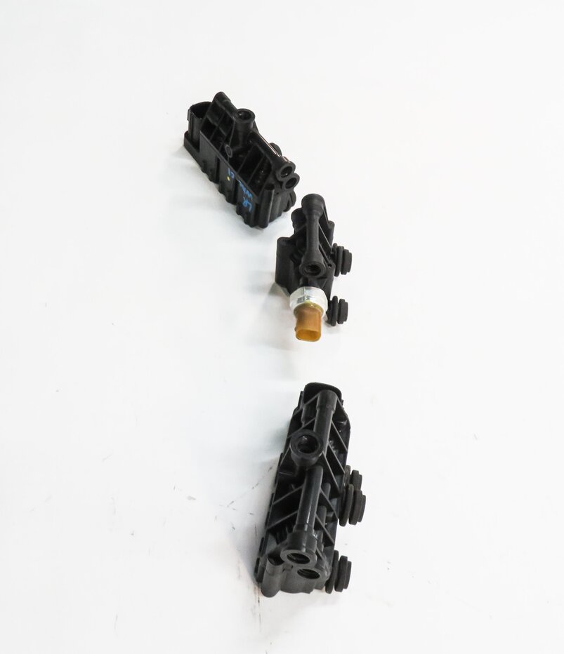 Thumbnail 2: 2011 RANGE ROVER SPORT (L320) AIR SUSPENSION VALVE BLOCK SET-3