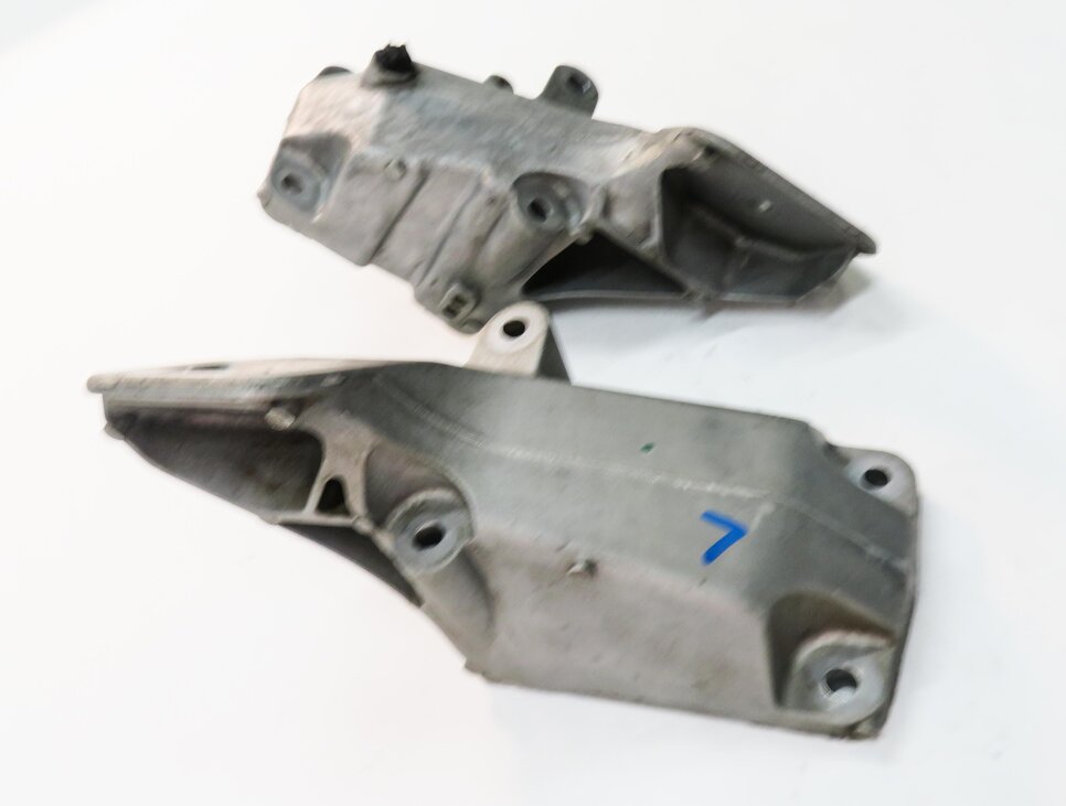 Thumbnail 4: 2011 RANGE ROVER SPORT (L320) 5.0L AJ133 V8 ENGINE - MOTOR MOUNT BRACKET SET-2