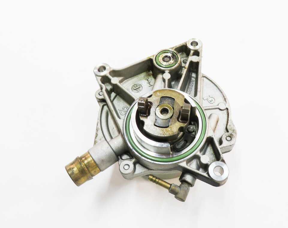 Thumbnail 1: 2011 PORSCHE CAYENNE (958) 4.8L M48 V8 ENGINE - BRAKE VACUUM PUMP